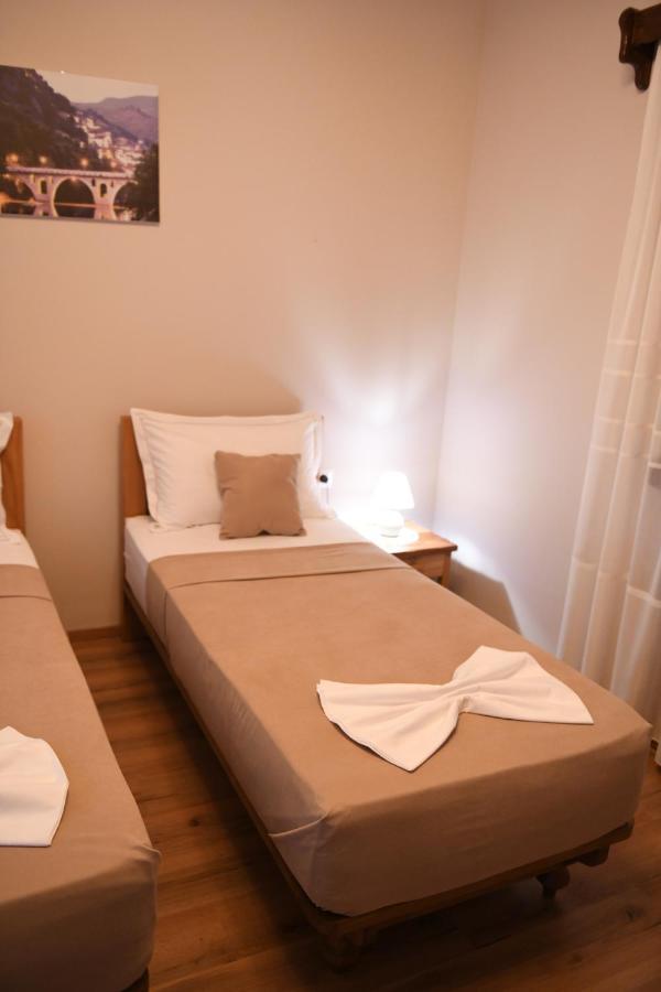 Guesthouse Leo เบราท ภายนอก รูปภาพ