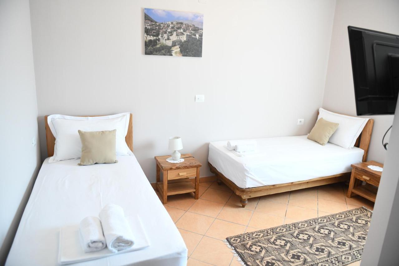 Guesthouse Leo เบราท ภายนอก รูปภาพ