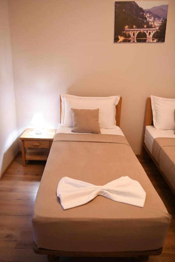 Guesthouse Leo เบราท ภายนอก รูปภาพ