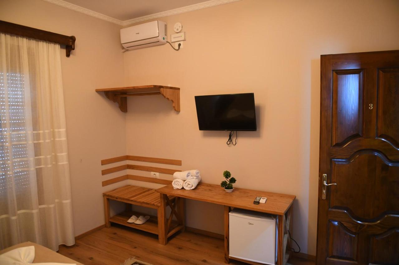 Guesthouse Leo เบราท ภายนอก รูปภาพ