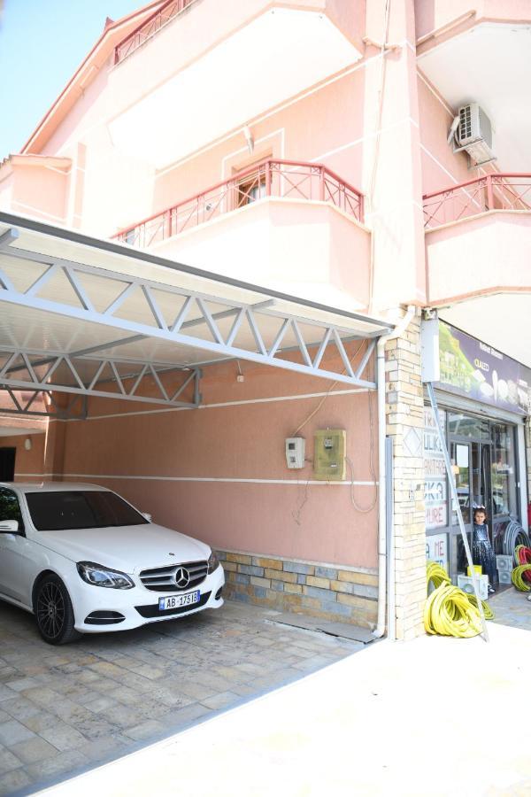 Guesthouse Leo เบราท ภายนอก รูปภาพ