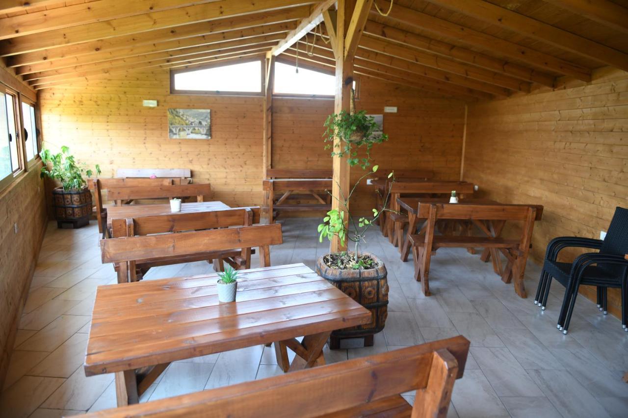 Guesthouse Leo เบราท ภายนอก รูปภาพ