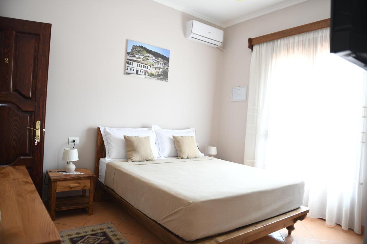 Guesthouse Leo เบราท ภายนอก รูปภาพ