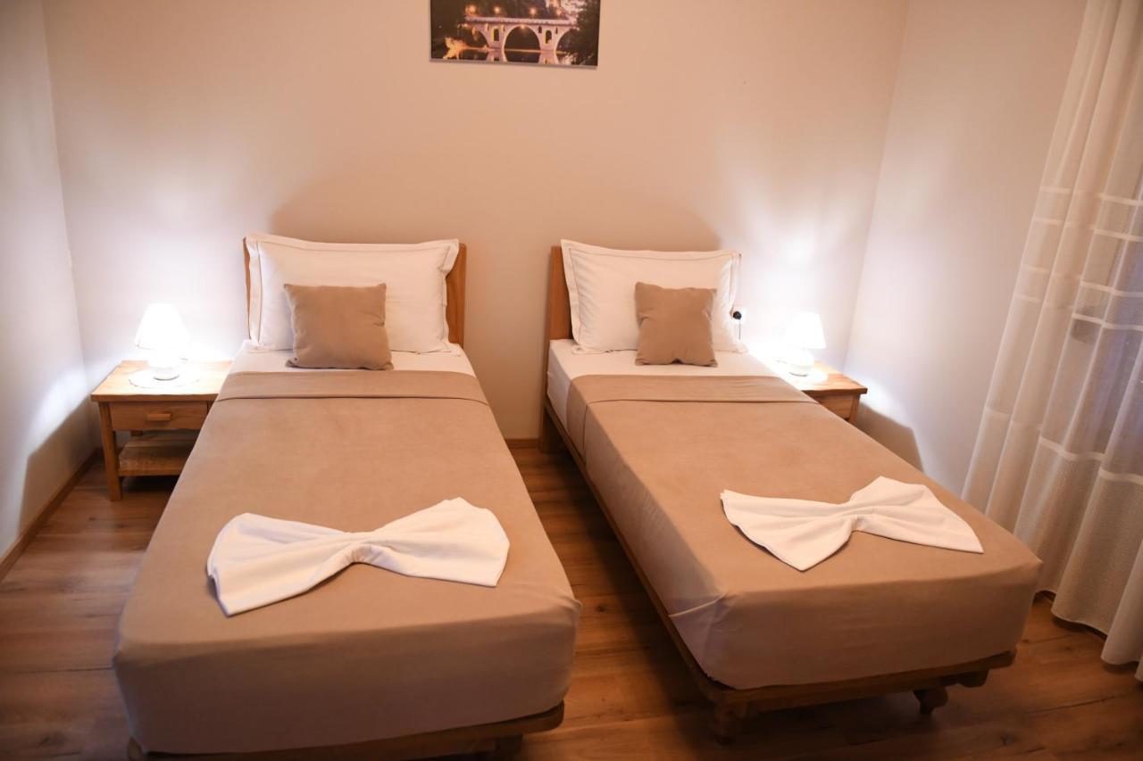 Guesthouse Leo เบราท ภายนอก รูปภาพ
