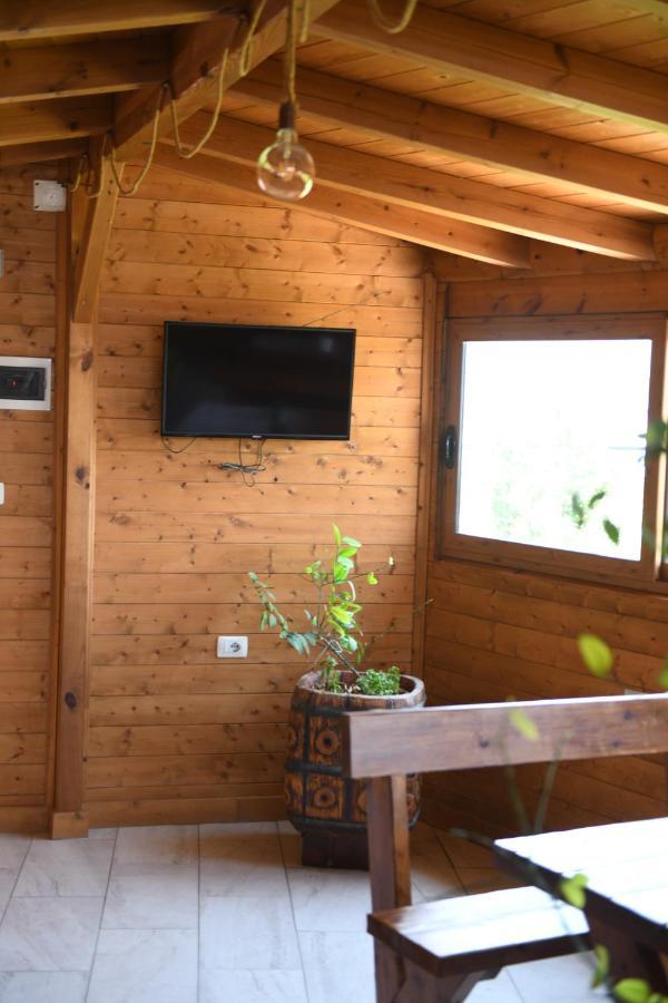 Guesthouse Leo เบราท ภายนอก รูปภาพ