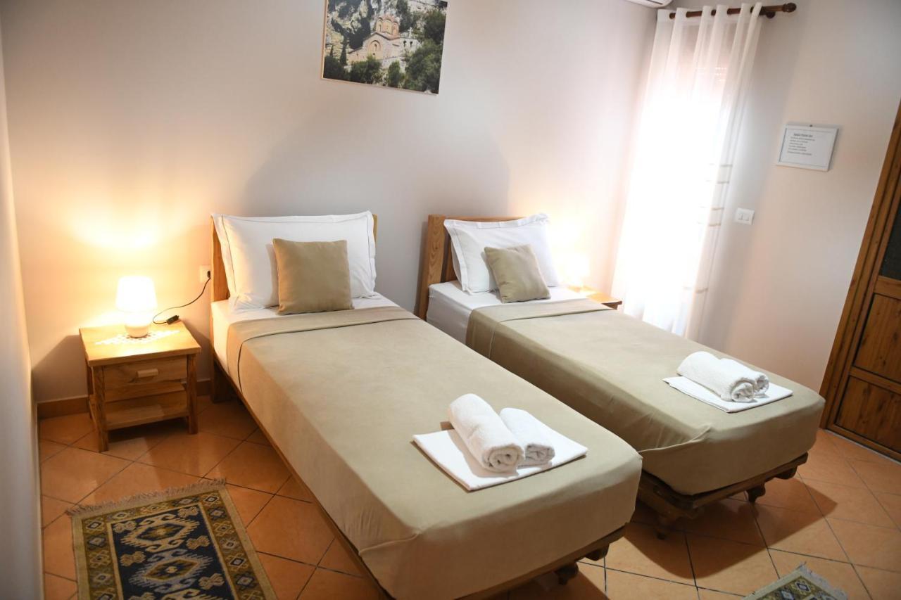 Guesthouse Leo เบราท ภายนอก รูปภาพ