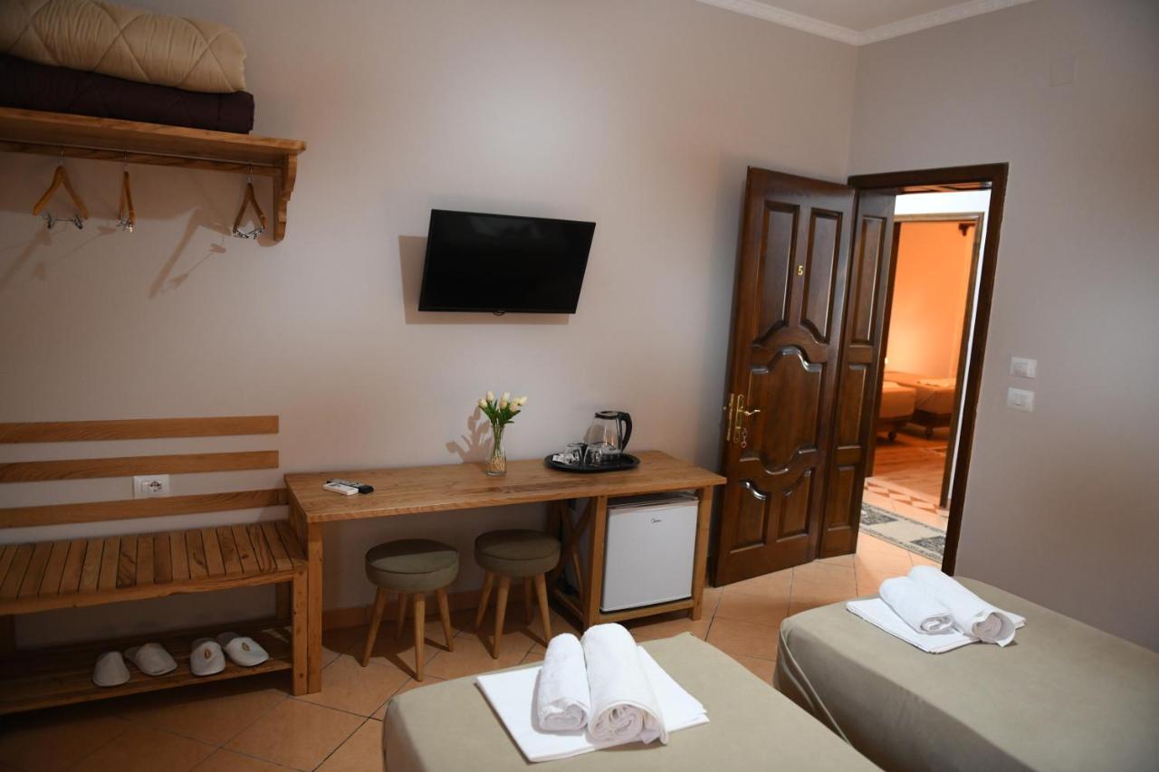 Guesthouse Leo เบราท ภายนอก รูปภาพ