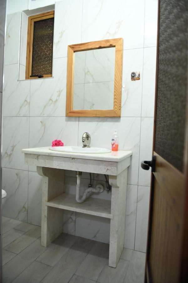Guesthouse Leo เบราท ภายนอก รูปภาพ