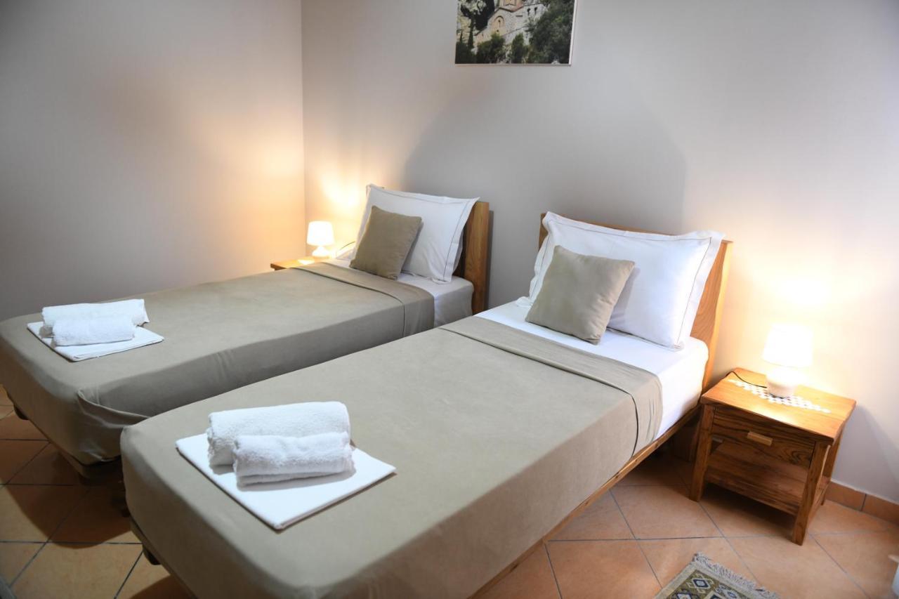 Guesthouse Leo เบราท ภายนอก รูปภาพ