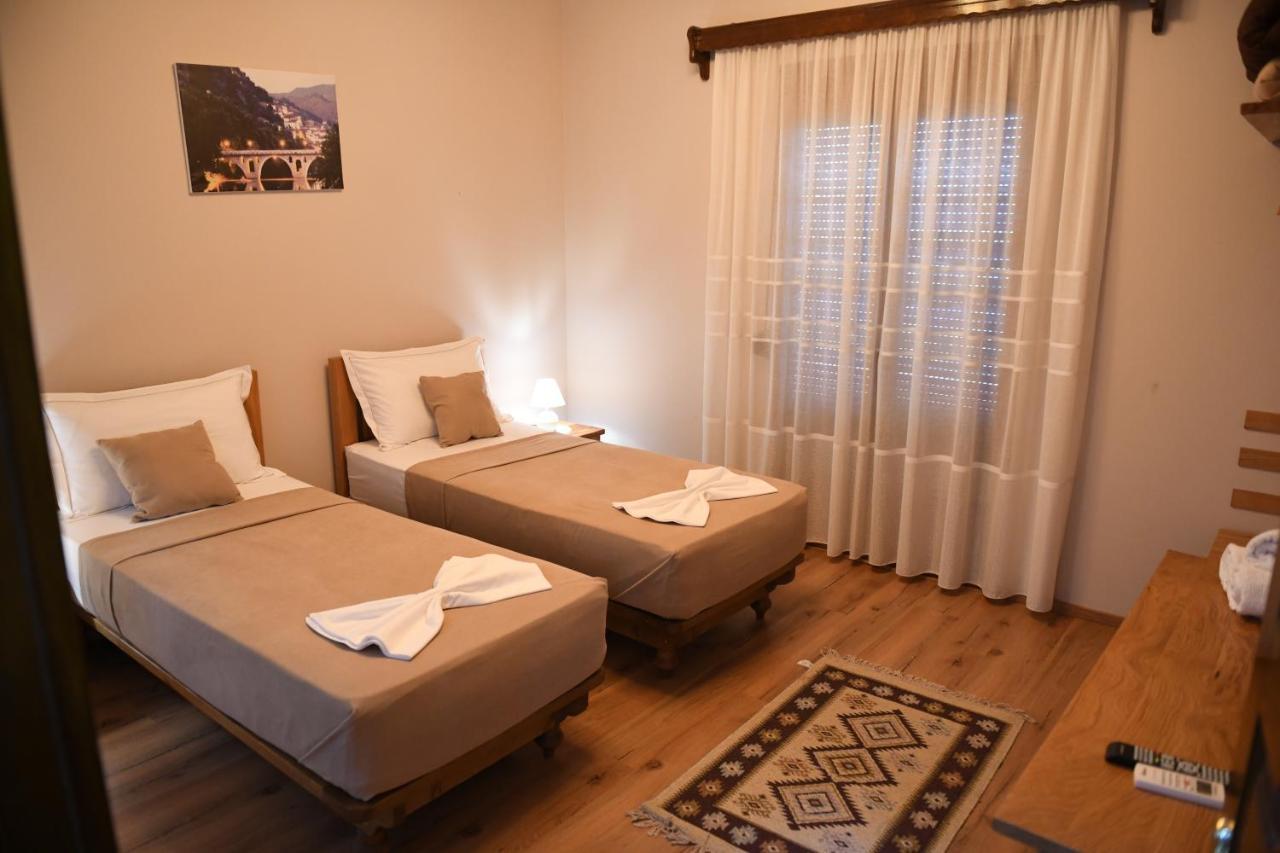 Guesthouse Leo เบราท ภายนอก รูปภาพ