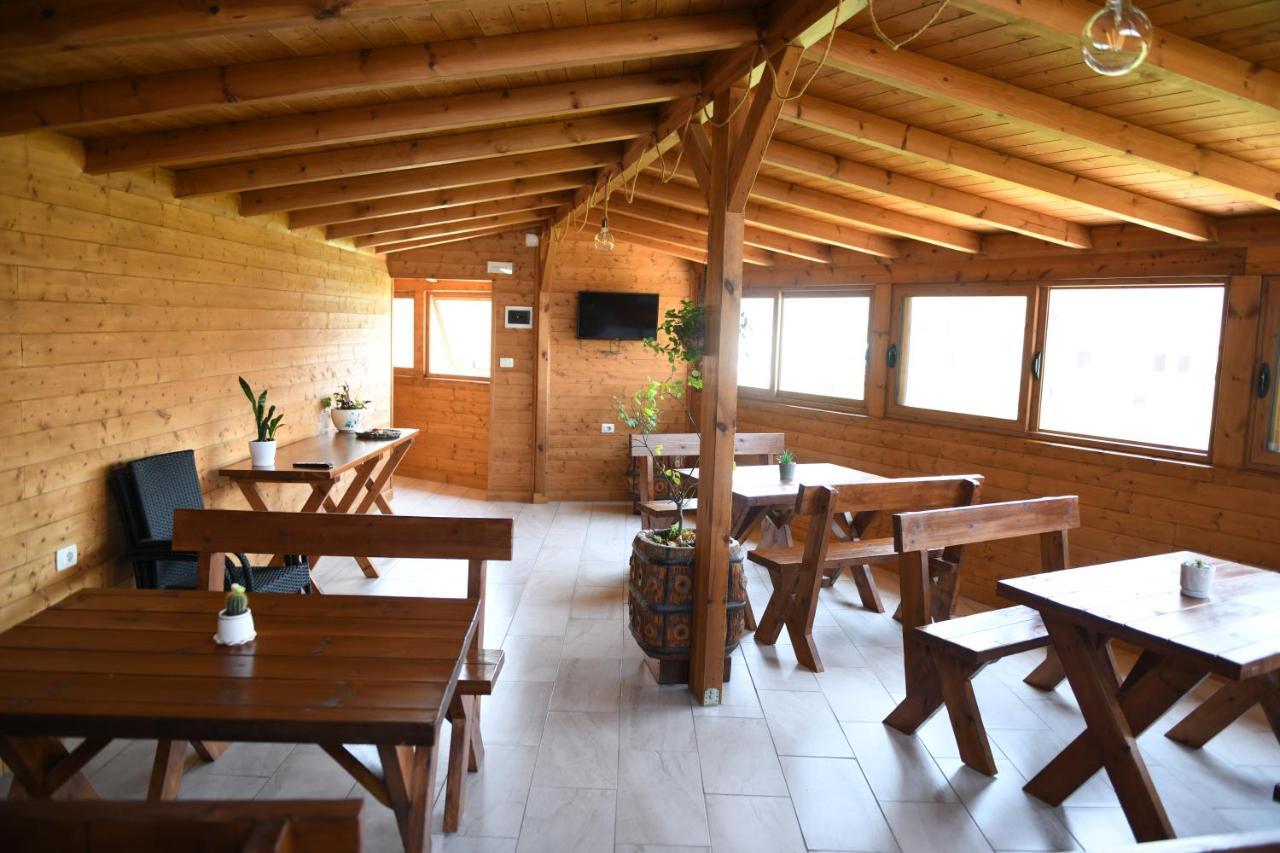 Guesthouse Leo เบราท ภายนอก รูปภาพ