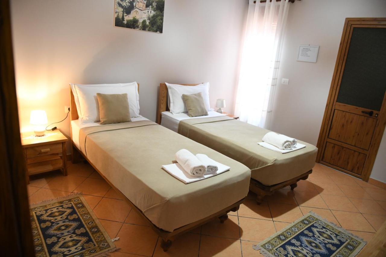 Guesthouse Leo เบราท ภายนอก รูปภาพ