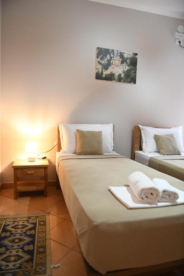 Guesthouse Leo เบราท ภายนอก รูปภาพ
