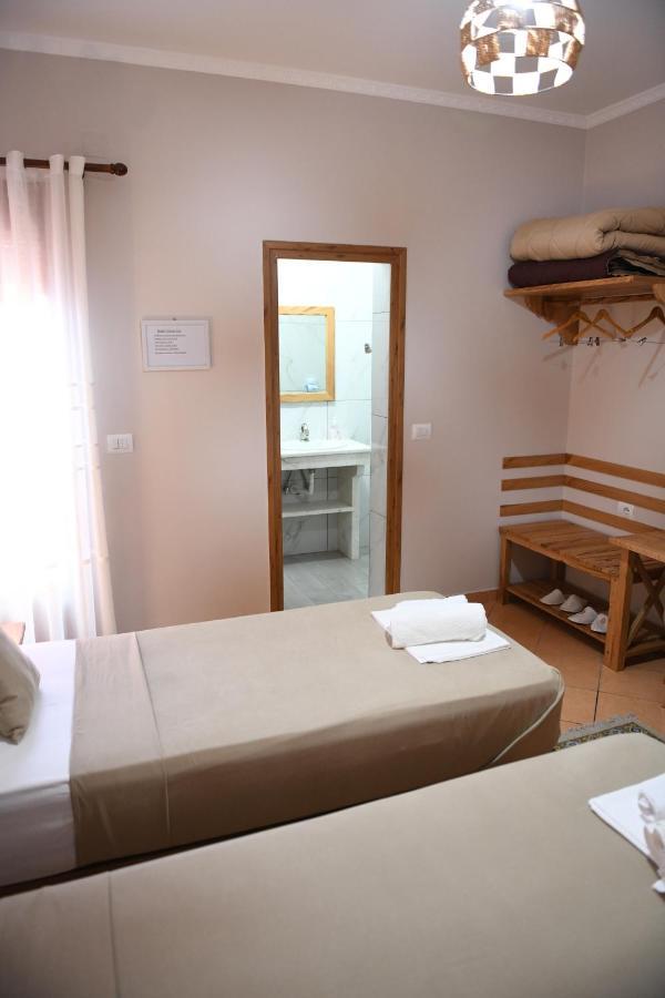 Guesthouse Leo เบราท ภายนอก รูปภาพ