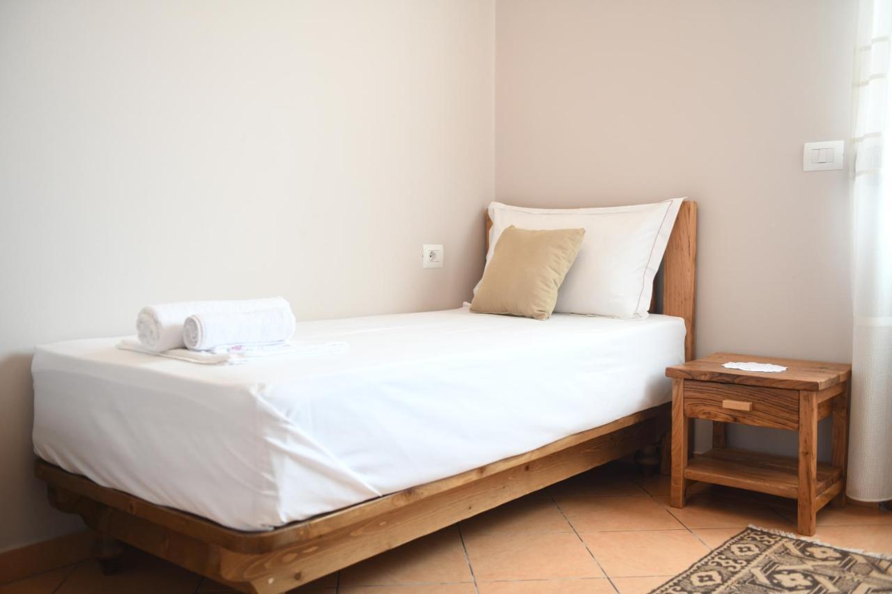 Guesthouse Leo เบราท ภายนอก รูปภาพ