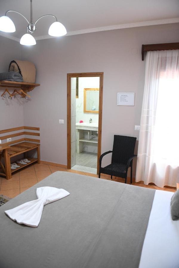 Guesthouse Leo เบราท ภายนอก รูปภาพ