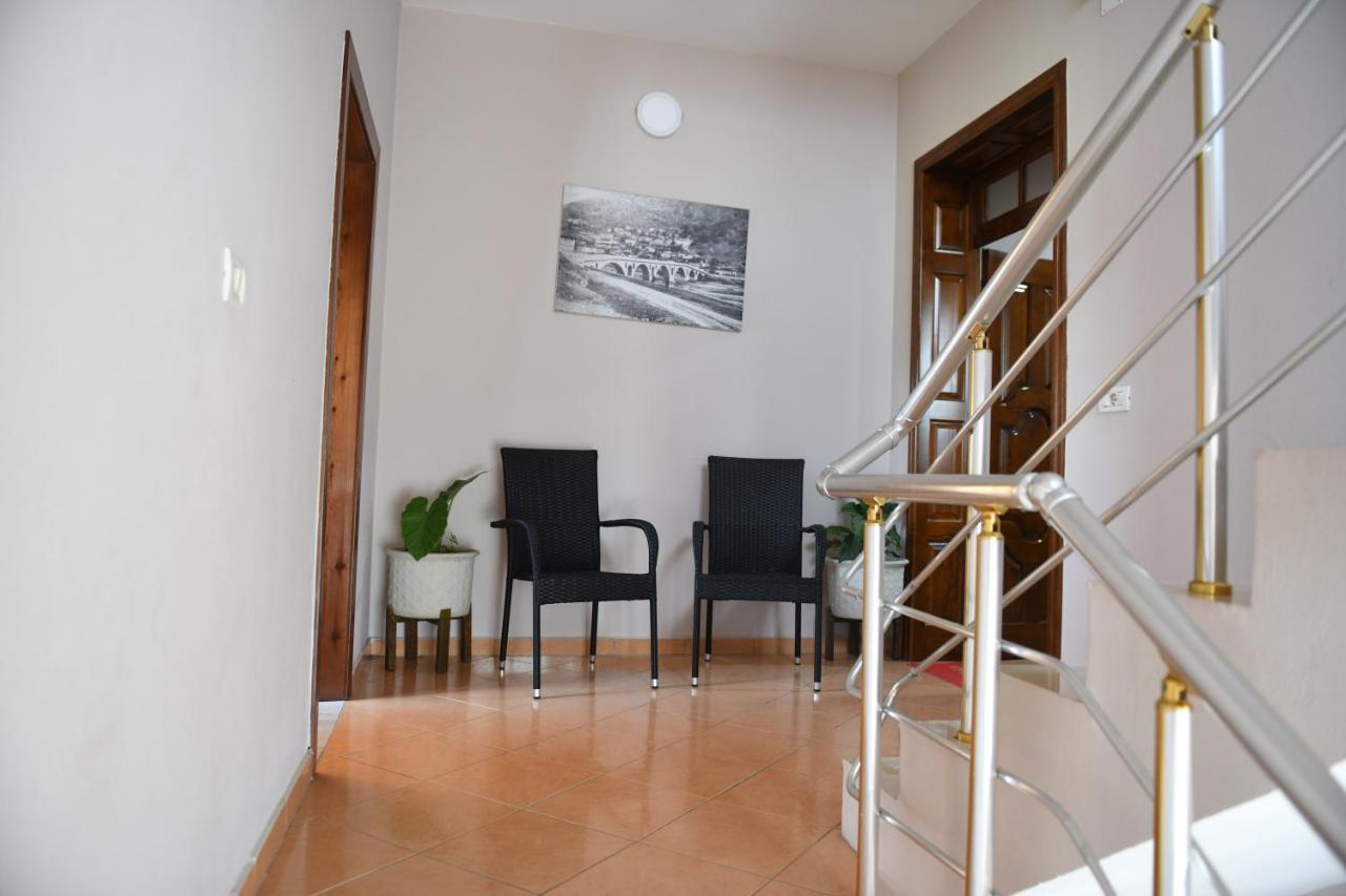 Guesthouse Leo เบราท ภายนอก รูปภาพ