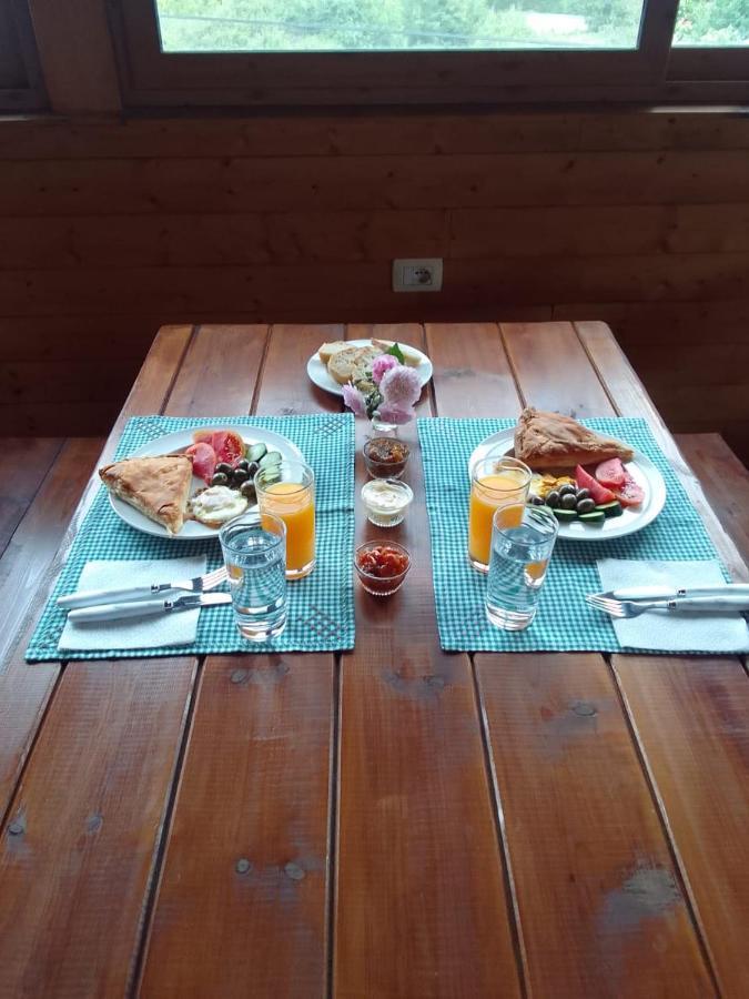 Guesthouse Leo เบราท ภายนอก รูปภาพ